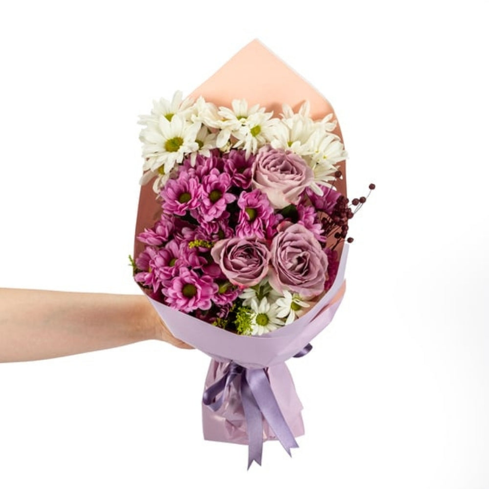 Velora Mist – Lila Bukette 3 Lila Gül ve Pembe Beyaz Papatya