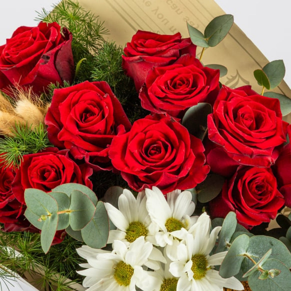 Silver Fold – Gri Gazete Bukette 11 Kırmızı Gül ve Beyaz Papatya