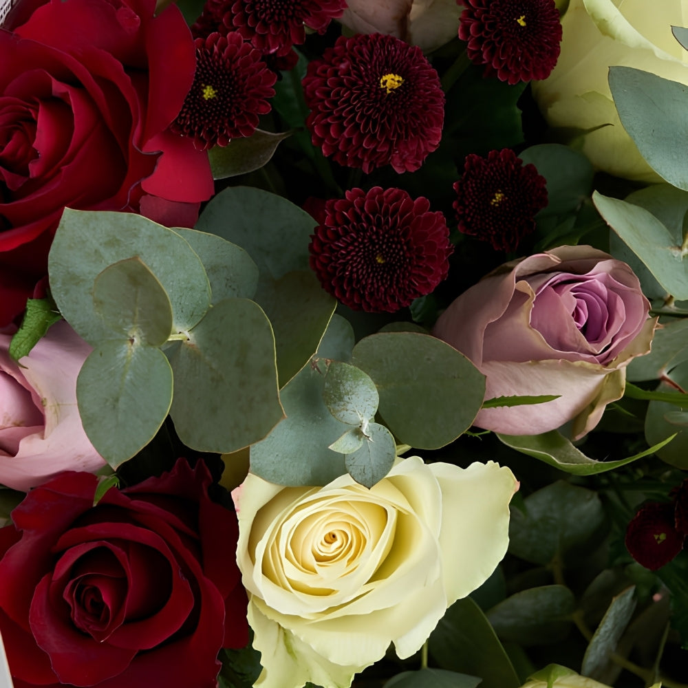 Rose Gazette – Pembe Gazete Bukette Lila, Beyaz ve Kırmızı Güller