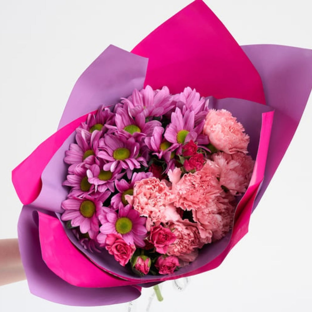 Lila Harmony – Lila Pembe Bukette Pembe Karanfil, Gül ve Papatya