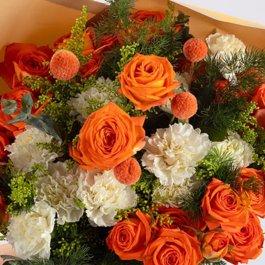 Golden Carnation – Sarı Bukette Beyaz Karanfiller ve Turuncu Güller