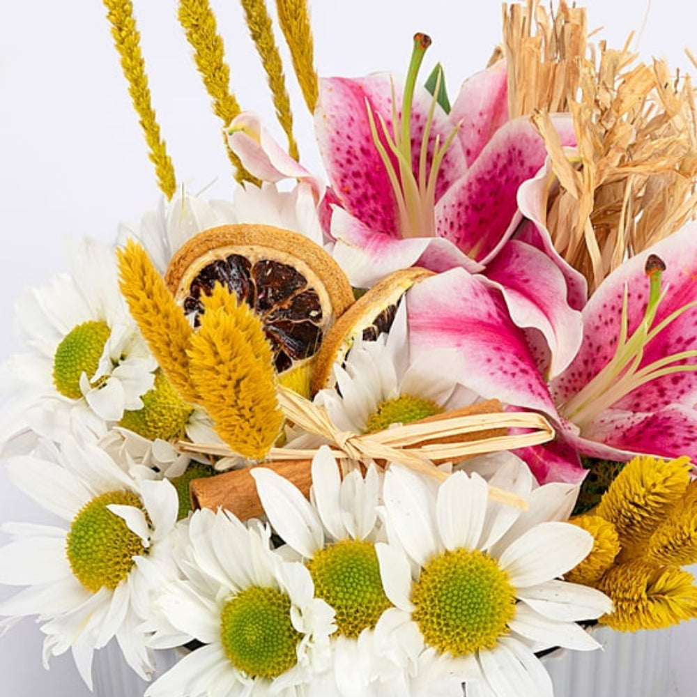 Soft Lily – Gri Polimer Saksıda Pembe Lilyum ve Beyaz Papatyalar