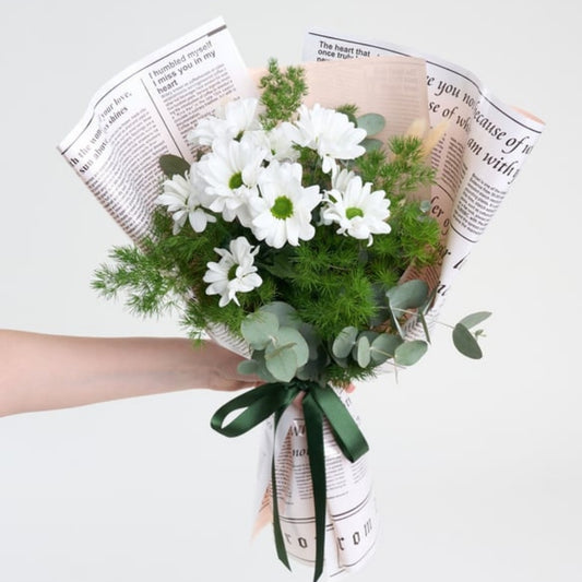 Soft Gazette Daisy – Pembe Gazete Kağıdı Bukette Beyaz Papatyalar