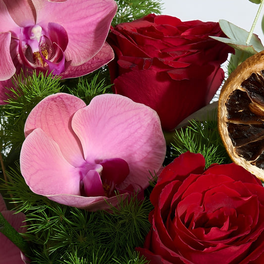 Carafe Elegance – Sürahi Cam Vazoda Gül ve Orkide