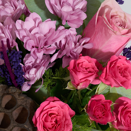 Classic Vase Harmony – Cam Vazoda Gül ve Papatya Aranjmanı