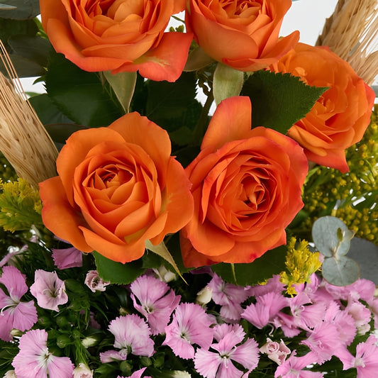 Sunset Bloom – Turuncu Polimer Vazoda Turuncu Güller ve Hüsnüyusuflar