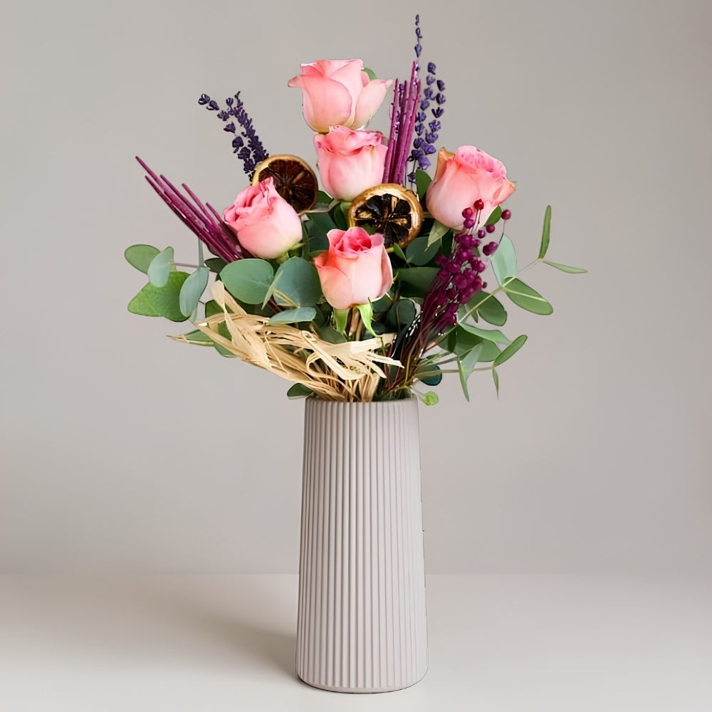 Beige Rosé – Bej Çizgili Vazoda 5 Pembe Gül ve Lavantalar