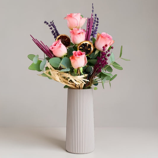 Beige Rosé – Bej Çizgili Vazoda 5 Pembe Gül ve Lavantalar