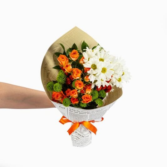 Amber Echo – Gazete Bukette Turuncu Gül ve Yeşil Krizantem
