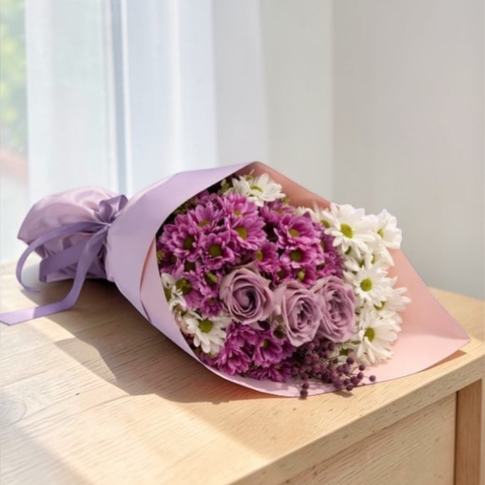 Velora Mist – Lila Bukette 3 Lila Gül ve Pembe Beyaz Papatya