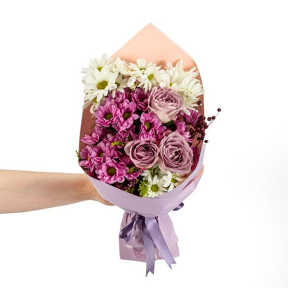 Velora Mist – Lila Bukette 3 Lila Gül ve Pembe Beyaz Papatya