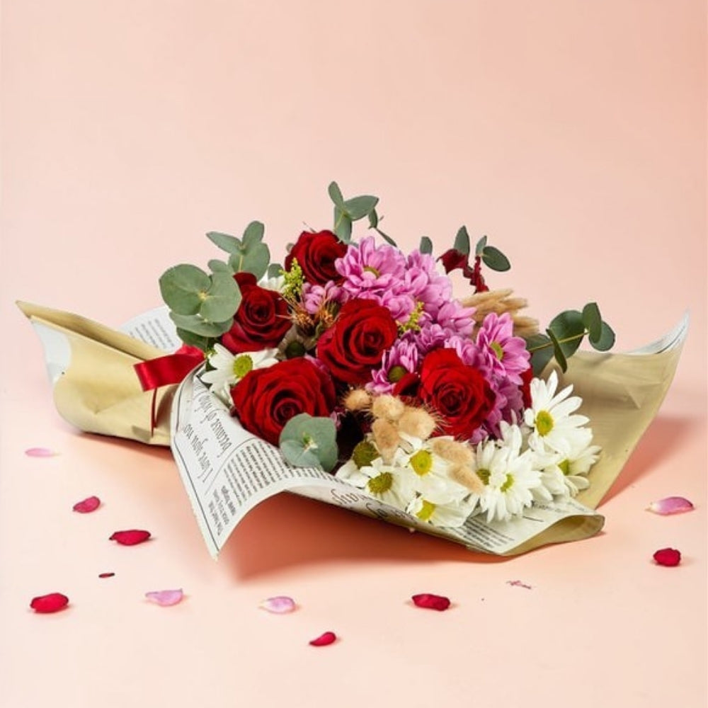 Scarlet Script – Gazete Bukette 7 Kırmızı Gül ve Pembe Beyaz Papatya