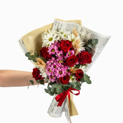 Scarlet Script – Gazete Bukette 7 Kırmızı Gül ve Pembe Beyaz Papatya