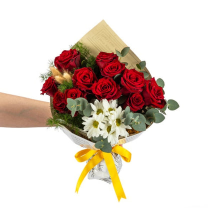 Silver Fold – Gri Gazete Bukette 11 Kırmızı Gül ve Beyaz Papatya