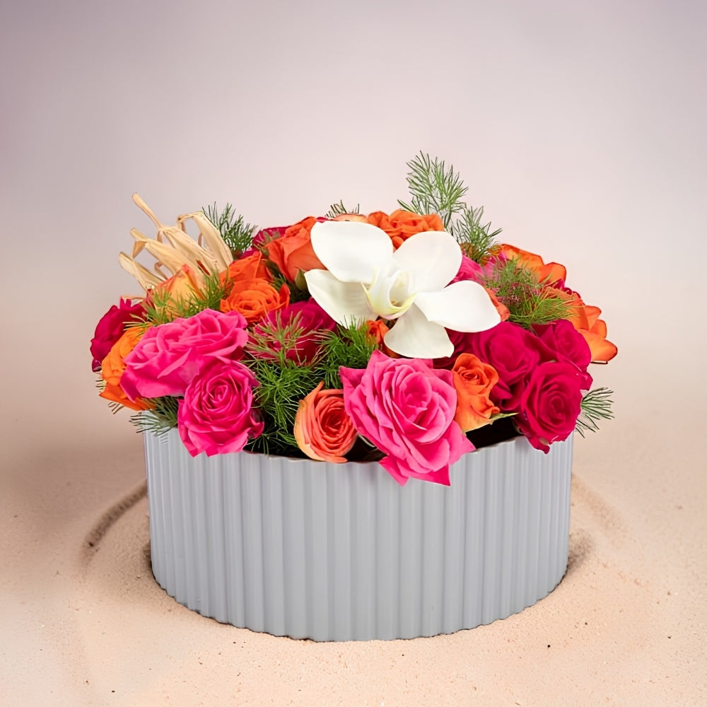 Grey Romance – Gri Polimer Saksıda Pembe ve Turuncu Çardak Güller