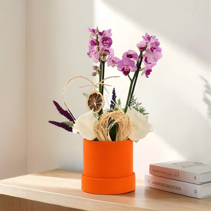 Orange Romance – Turuncu Kutuda Mini Mor Orkide ve Beyaz Güller
