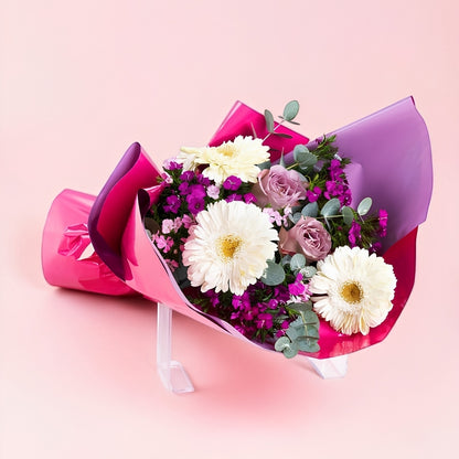 Lumiere Violet – Lila Pembe Bukette Lila Güller ve Beyaz Gerberalar