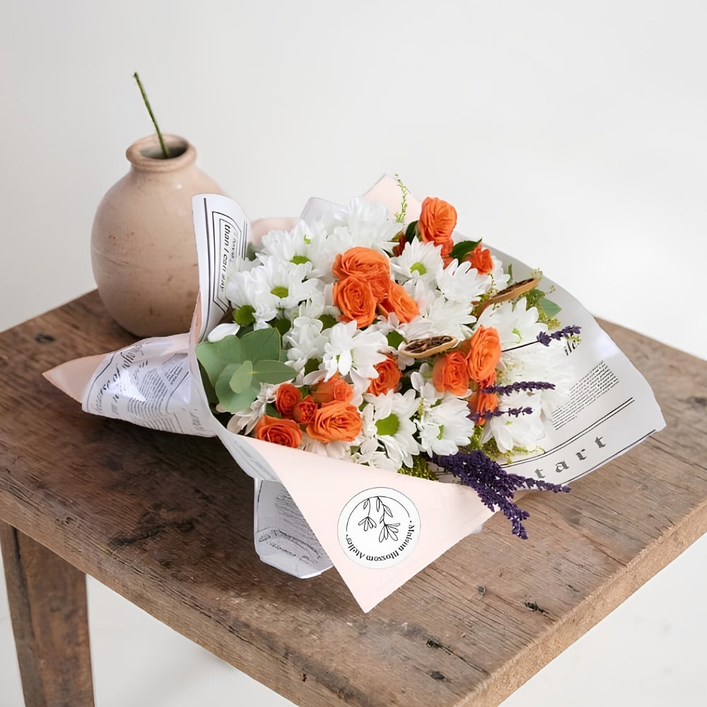Sun Atelier – Tasarım Bukette Turuncu Güller ve Beyaz Papatyalar