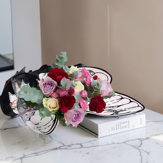 Butterfly Passion – Kelebek Bukette Kırmızı, Lila ve Beyaz Güller