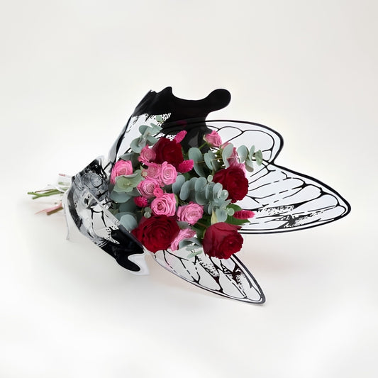 Ruby Wings – Kelebek Bukette Kırmızı Gül ve Pembe Çardak Güller