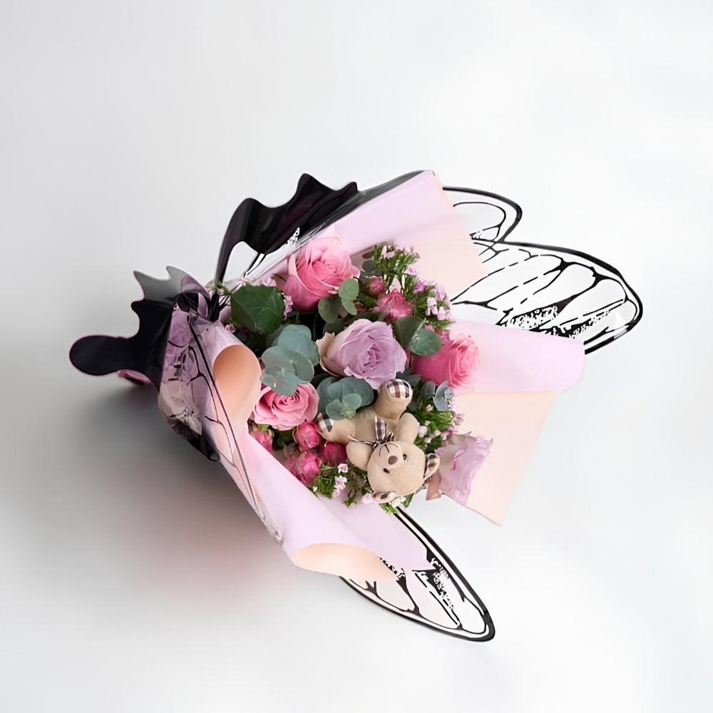 Lavande Charm – Kelebek Bukette Lila Güller ve Ayıcık Anahtarlık