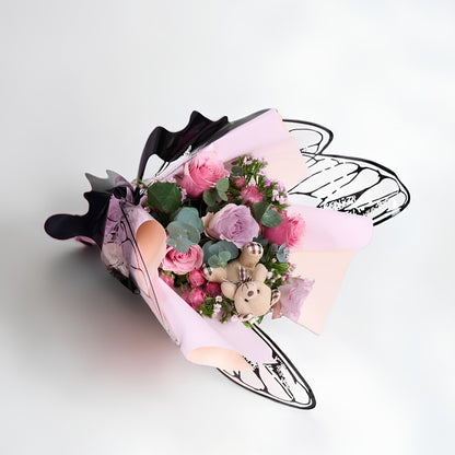 Lavande Charm – Kelebek Bukette Lila Güller ve Ayıcık Anahtarlık