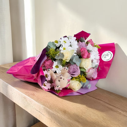 Blush Teddy – Pembe Bukette Renkli Güller ve Ayıcık Anahtarlık