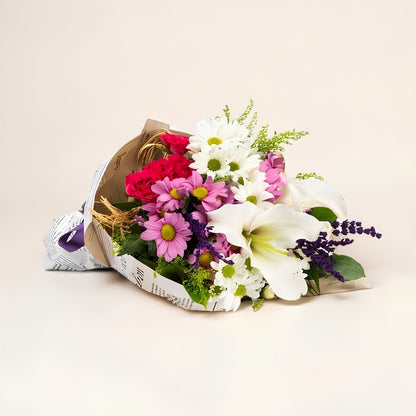 Ivory Breeze – Gazete Bukette Beyaz Lilyum ve Pembe Papatyalar