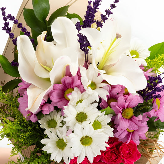 Ivory Breeze – Gazete Bukette Beyaz Lilyum ve Pembe Papatyalar