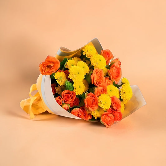 Sunrise Bloom – Sarı Bukette Turuncu Güller ve Sarı Kasımpatı