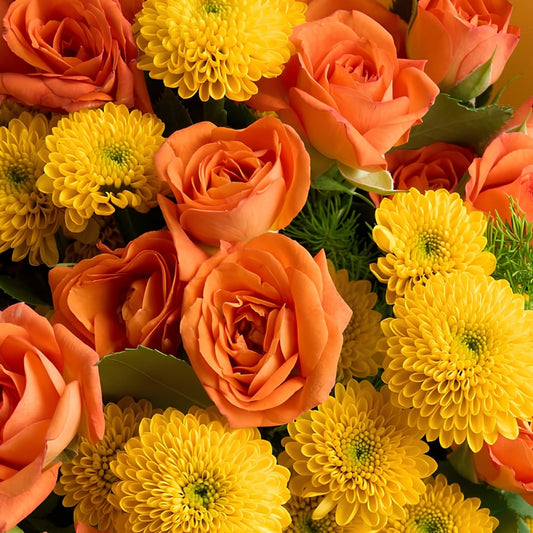 Sunrise Bloom – Sarı Bukette Turuncu Güller ve Sarı Kasımpatı