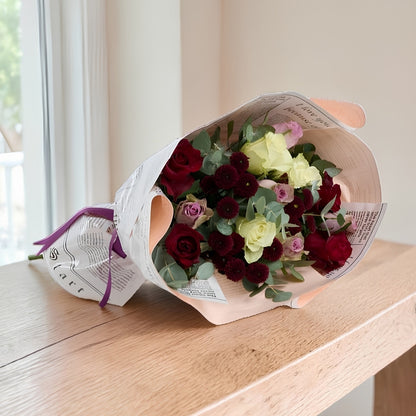 Rose Gazette – Pembe Gazete Bukette Lila, Beyaz ve Kırmızı Güller