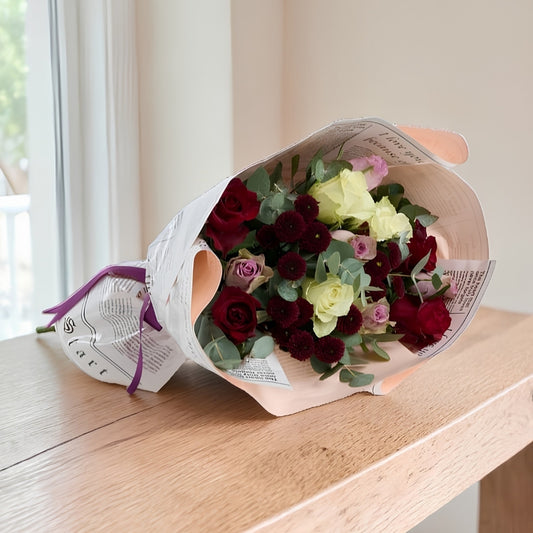 Rose Gazette – Pembe Gazete Bukette Lila, Beyaz ve Kırmızı Güller