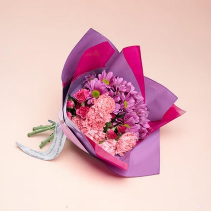 Lila Harmony – Lila Pembe Bukette Pembe Karanfil, Gül ve Papatya