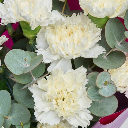 Ivory Lila – Lila Pembe Bukette Beyaz Karanfiller