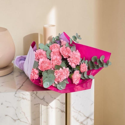 Pink Motion – Lila ve Canlı Pembe Bukette Pembe Karanfiller