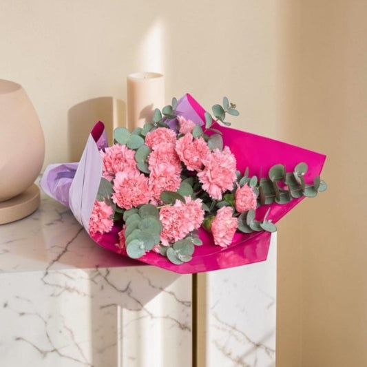 Pink Motion – Lila ve Canlı Pembe Bukette Pembe Karanfiller