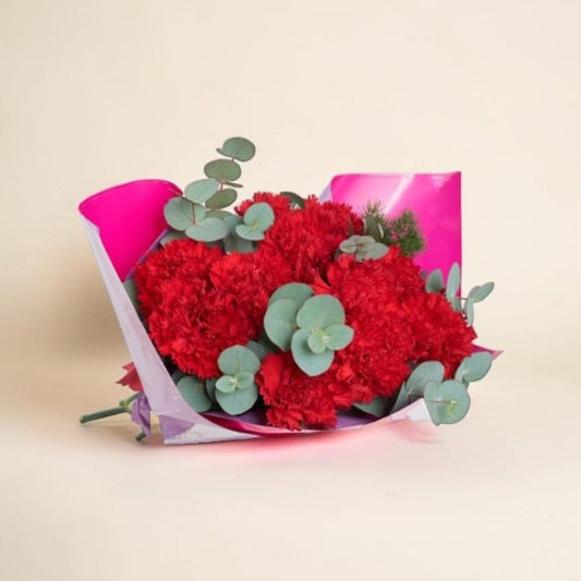 Red Velvet – Lila Pembe Bukette Kırmızı Karanfiller