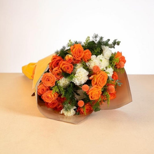 Golden Carnation – Sarı Bukette Beyaz Karanfiller ve Turuncu Güller