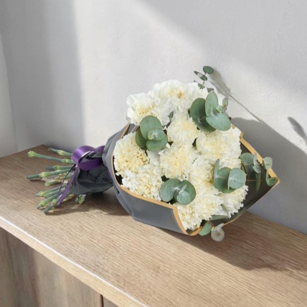 Pure White Carnation – Beyaz Karanfil Çiçek Buketi
