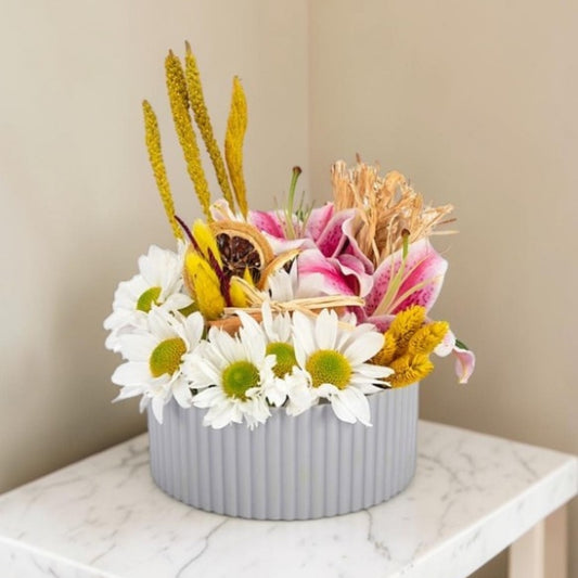 Soft Lily – Gri Polimer Saksıda Pembe Lilyum ve Beyaz Papatyalar