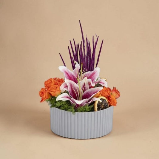 Lily Flame – Gri Polimer Saksıda Pembe Lilyum ve Turuncu Güller