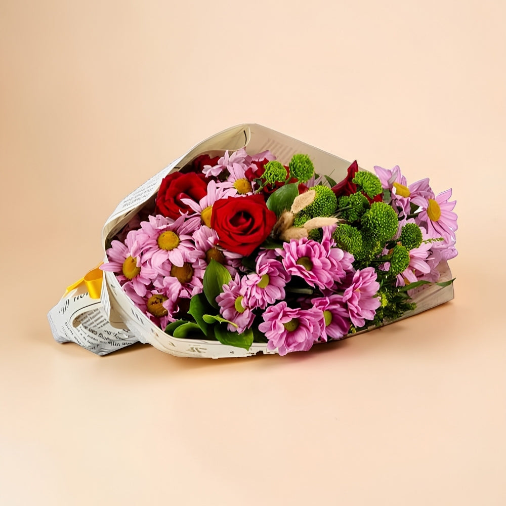 Gazette Love – Gazete Bukette 5 Kırmızı Gül ve Pembe Papatyalar