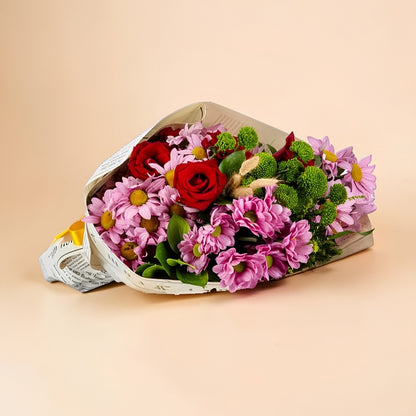 Gazette Love – Gazete Bukette 5 Kırmızı Gül ve Pembe Papatyalar