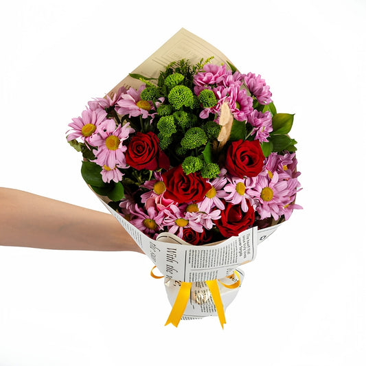 Gazette Love – Gazete Bukette 5 Kırmızı Gül ve Pembe Papatyalar