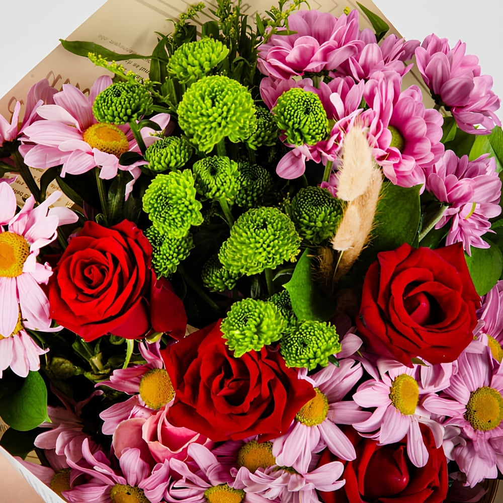 Gazette Love – Gazete Bukette 5 Kırmızı Gül ve Pembe Papatyalar