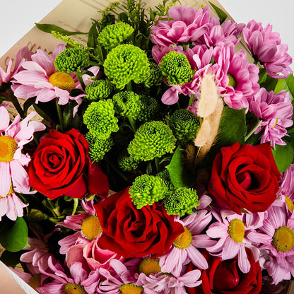 Gazette Love – Gazete Bukette 5 Kırmızı Gül ve Pembe Papatyalar