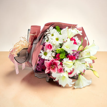 Lily Sunset – Koyu Somon Bukette Pembe ve Beyaz Lilyumlar