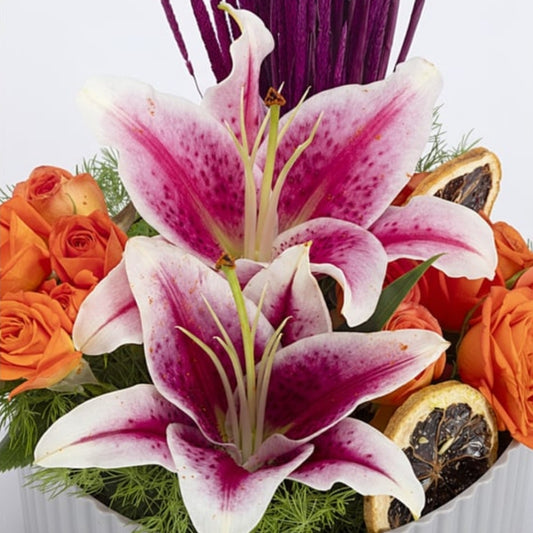 Lily Flame – Gri Polimer Saksıda Pembe Lilyum ve Turuncu Güller