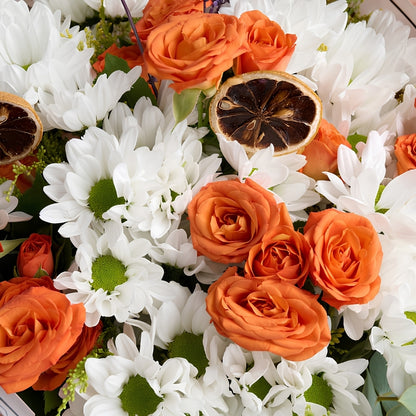 Atelier Orange – Tasarım Bukette Turuncu Güller ve Beyaz Papatyalar